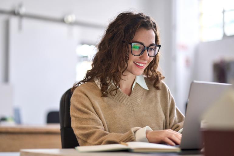 Mujer mirando un computador